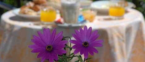 Frukost enligt egen beställning varje dag (EUR 7 per person)