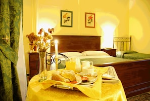 Hypo-allergenic bedding, in-room safe, desk, blackout curtains