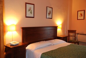 Hypo-allergenic bedding, in-room safe, desk, blackout drapes