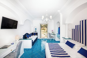 Habitación triple Deluxe, vistas al mar | Sábanas de algodón egipcio, ropa de cama de alta calidad, minibar