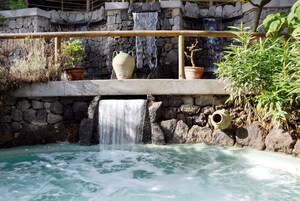 Una piscina techada, 3 piscinas al aire libre