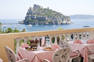 Se sirven desayunos, almuerzos y cenas; con vista al mar