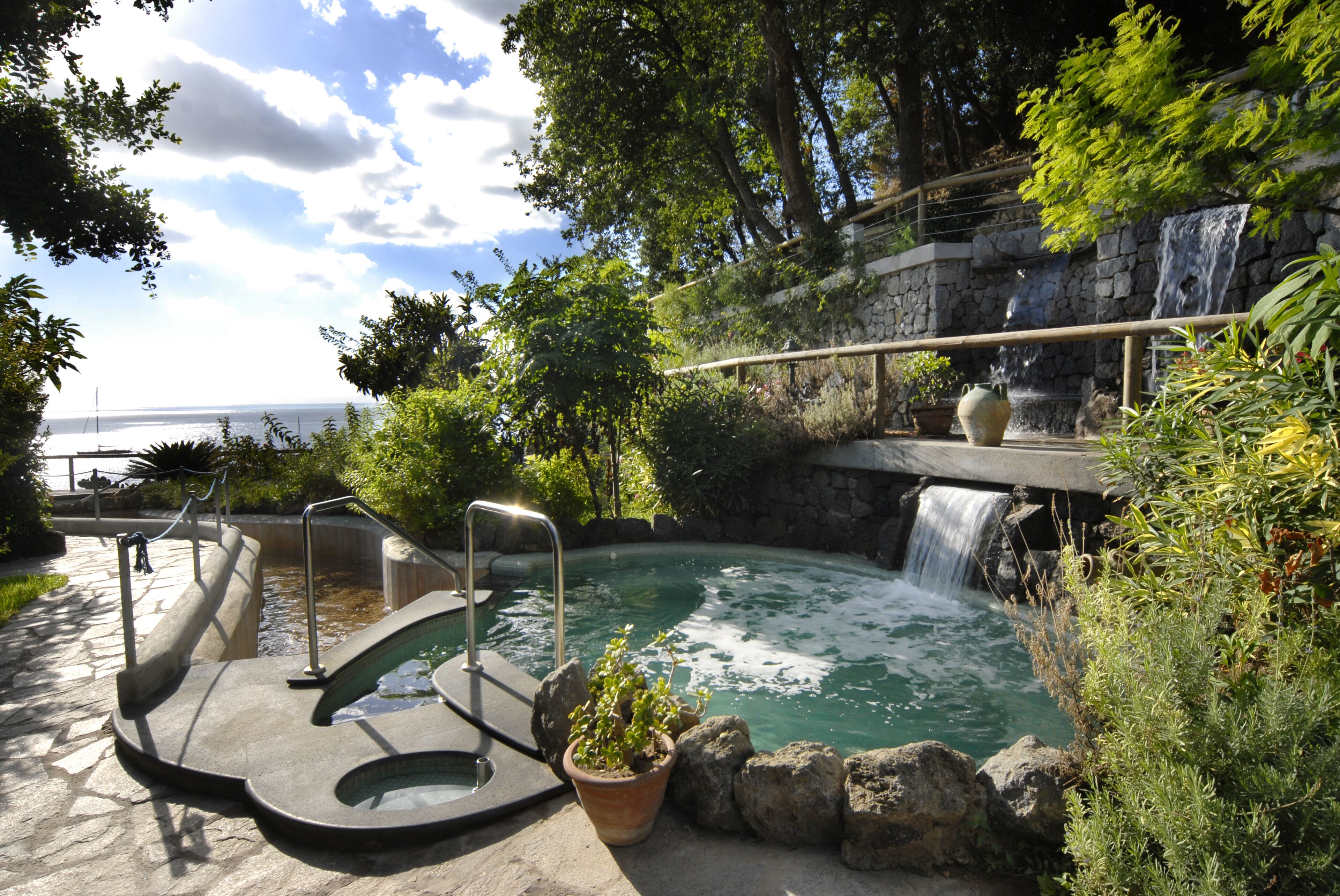 Outdoor spa tub
