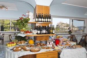 Se sirven desayunos, almuerzos y cenas; con vista al mar