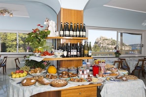 Breakfast, lunch, dinner served; sea views