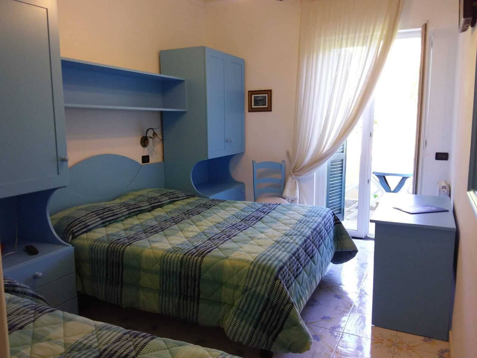 Quarto triplo, vista parcial para o mar | Cofres nos quartos, escrivaninha, Wi-Fi de cortesia, roupa de cama