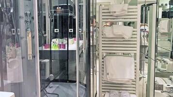 Douche, sèche-cheveux, bidet, serviettes fournies