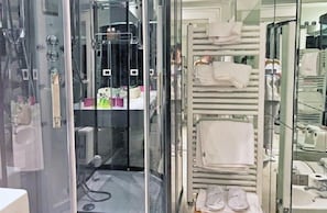 淋浴設備、吹風機、坐浴桶、毛巾