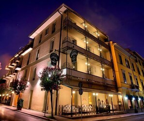 Voorkant accommodatie - avond/nacht