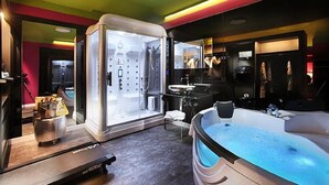 A modern spa room with a sauna, a hot tub, and a massage table. - Adua & Regina di Saba (Montecatini Terme)