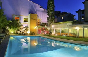 Piscine couverte, piscine extérieure, chaises longues