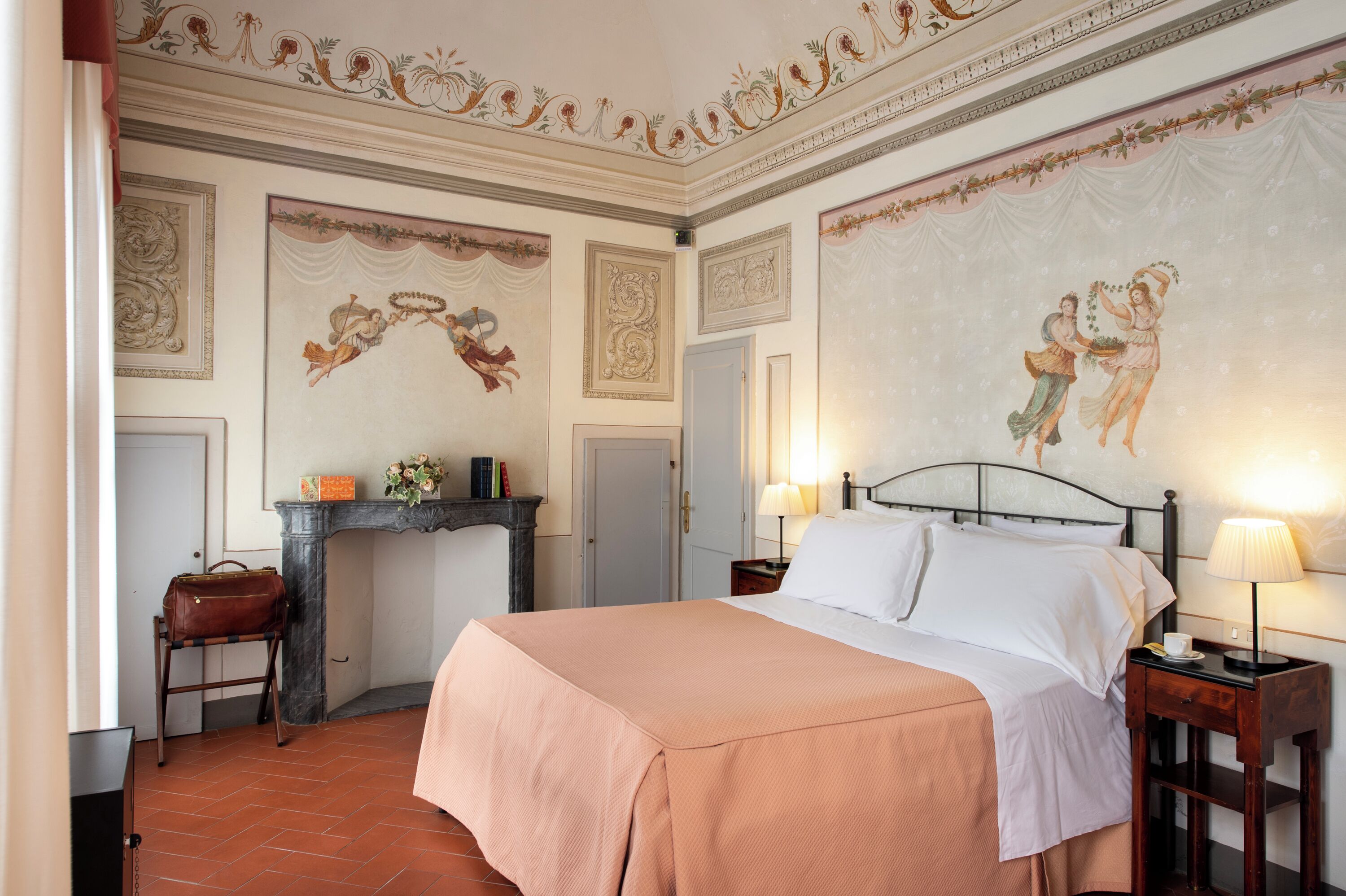 Romantiskt dubbelrum | Minibar, värdeförvaringsskåp på rummet och skrivbord