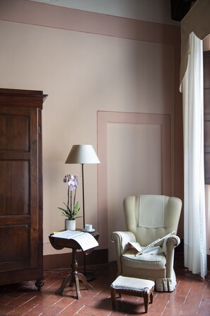 Minibar, caixa forta a l'habitació i escriptori 