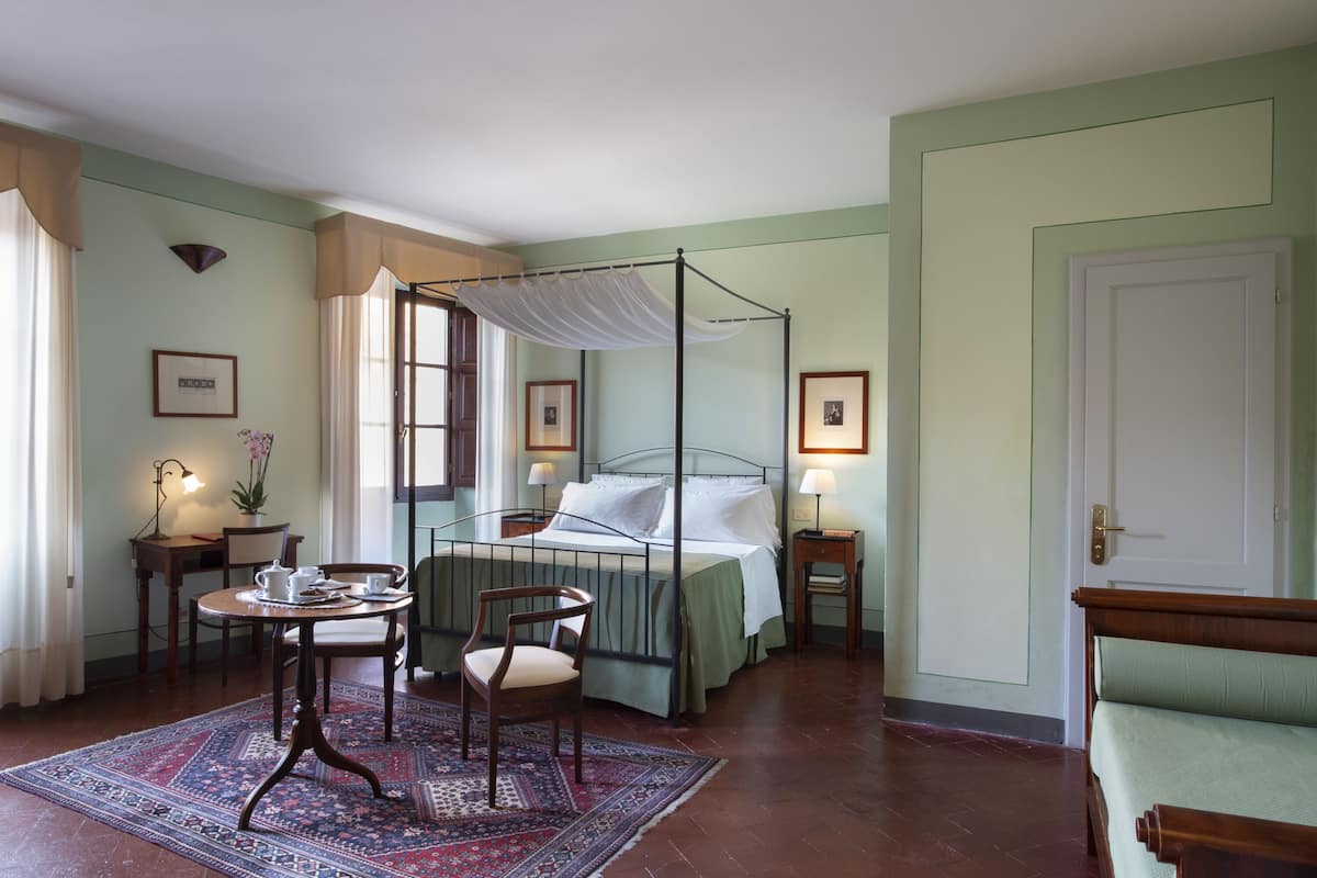 Quadruple Room | Minibar, in-room safe, desk, iron/ironing board