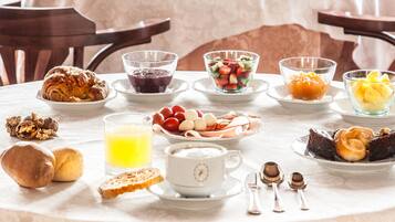 Daily cooked-to-order breakfast (EUR 15 per person)
