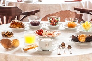 Tägliches nach Wunsch zubereitetes Frühstück (15 EUR pro Person)