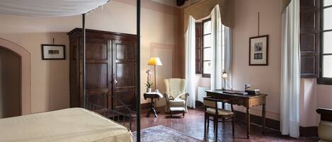 Habitación cuádruple | Minibar, caja de seguridad en la habitación y escritorio