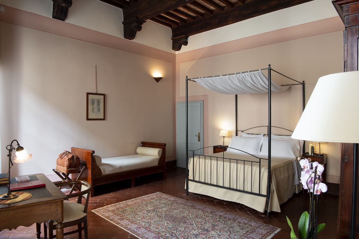 quadruple room | 1 bedroom, minibar, in-room safe, desk