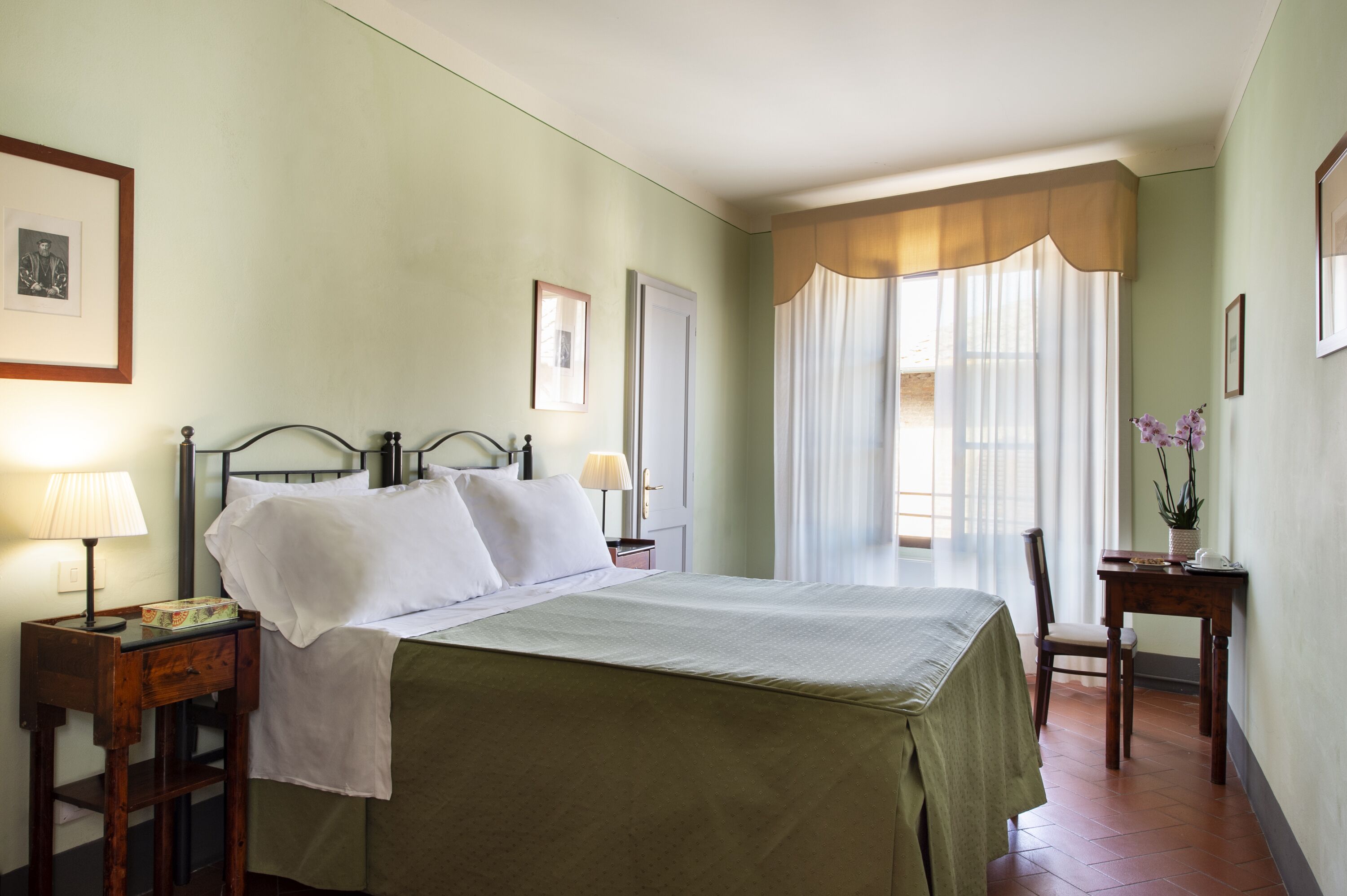 double room | 1 bedroom, minibar, in-room safe, desk