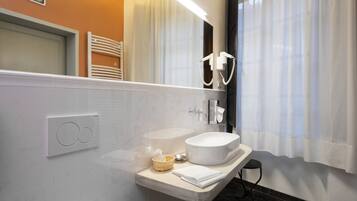 Quadruple Room | Bathroom | Rainfall showerhead, free toiletries, hair dryer, bidet