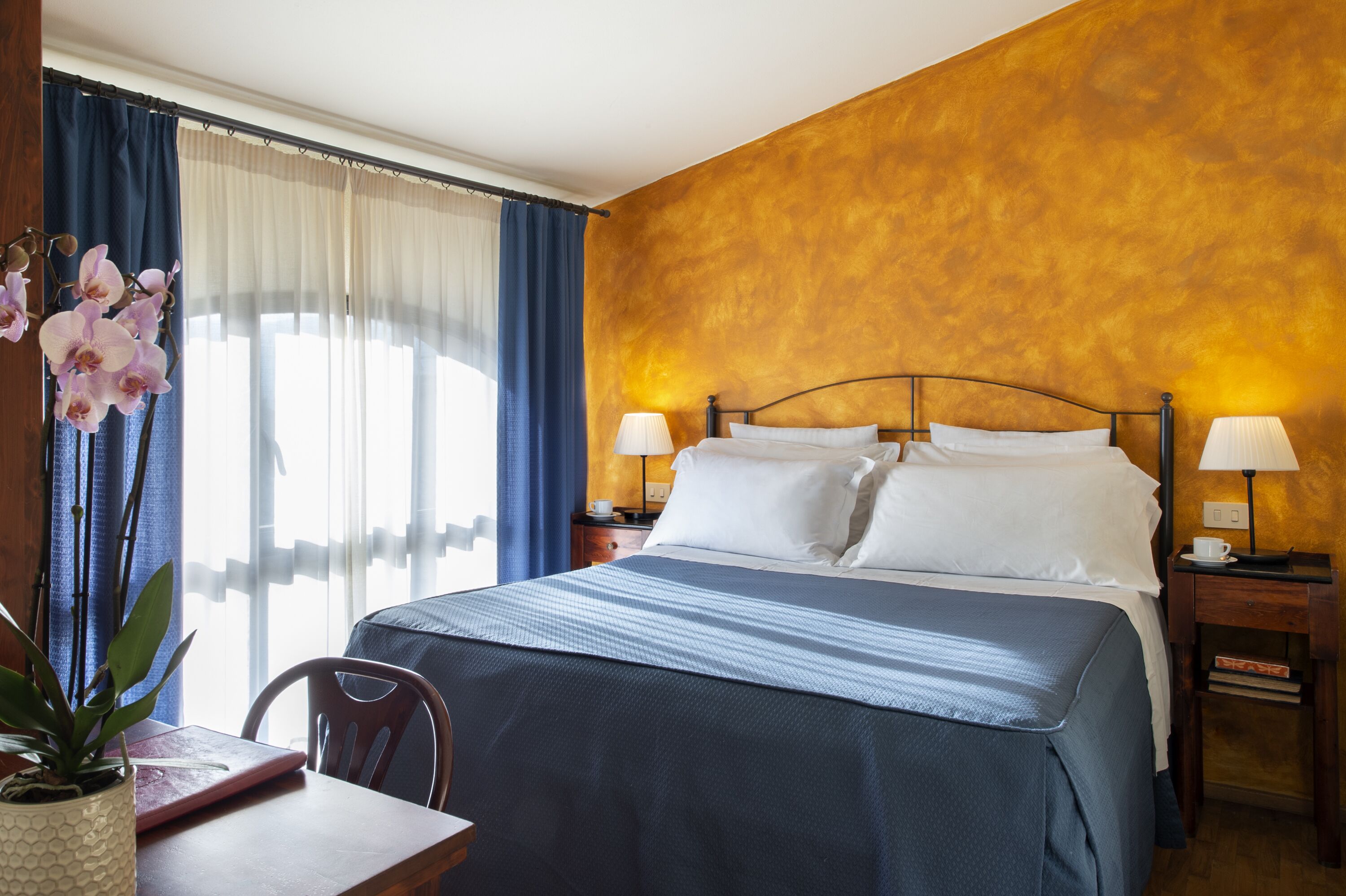 double room | 1 bedroom, minibar, in-room safe, desk