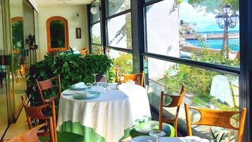 Breakfast, lunch, dinner served; Mediterranean cuisine