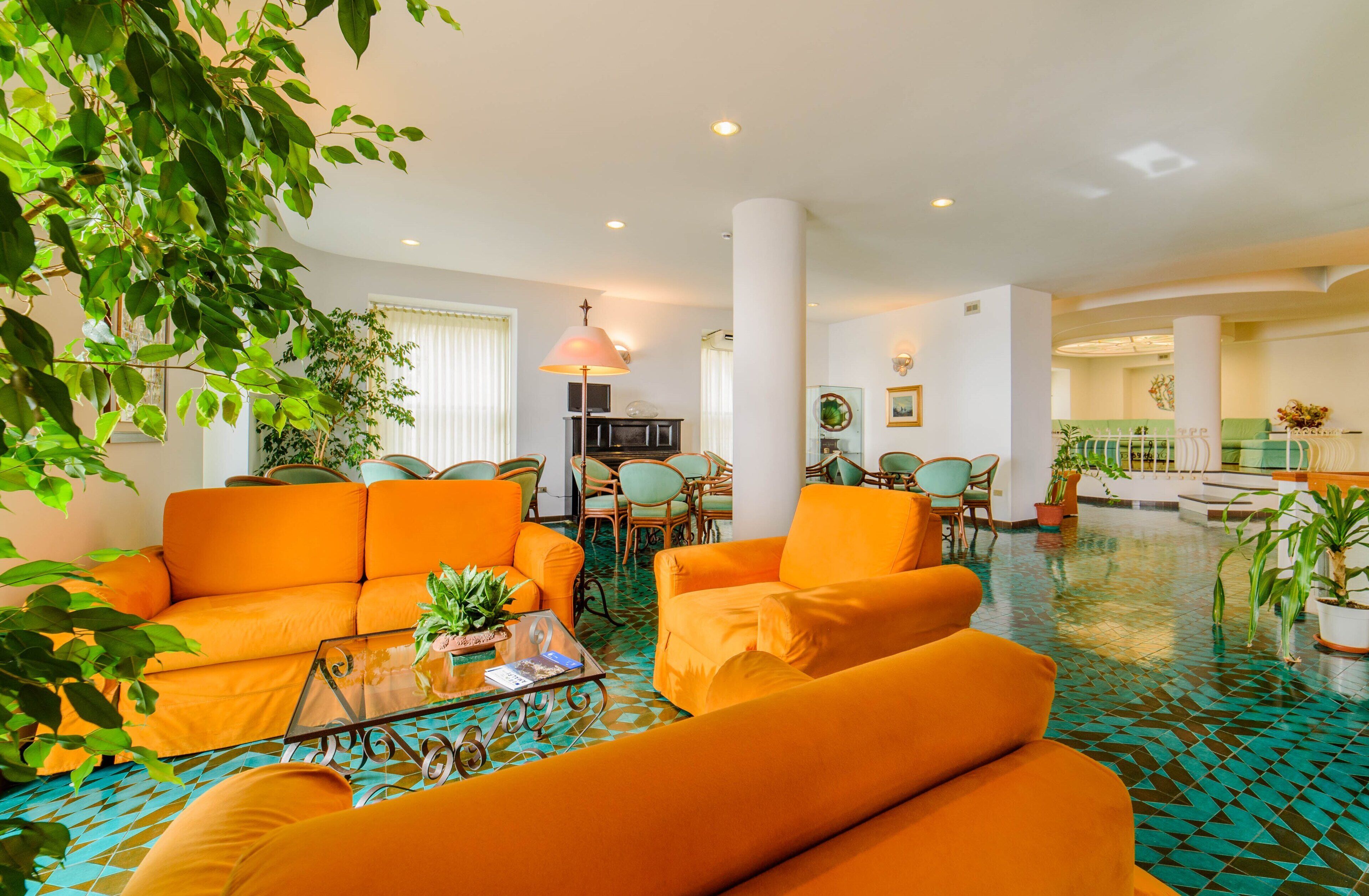 cocktail bar, ocean views, open daily