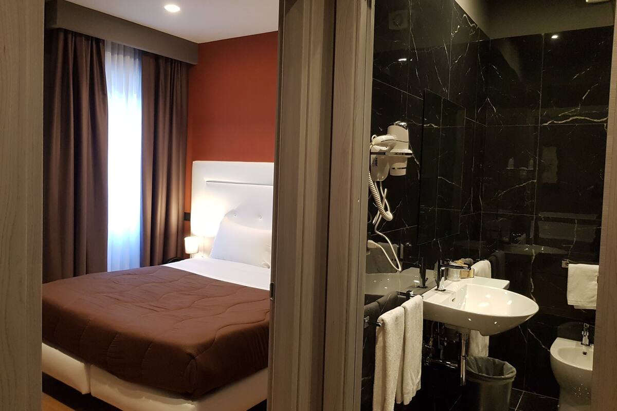 1 bedroom, minibar, desk, laptop workspace