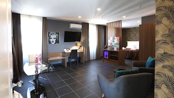 Deluxe Suite | Minibar, desk, laptop workspace, blackout drapes