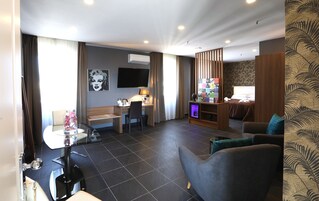 Minibar, escritorio y espacio para trabajar con laptop 