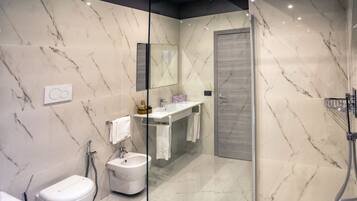 Suite junior | Baño | Ducha y cabezal de ducha tipo lluvia
