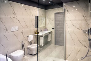 Junior Suite | Bathroom | Shower, rainfall showerhead, free toiletries, hair dryer