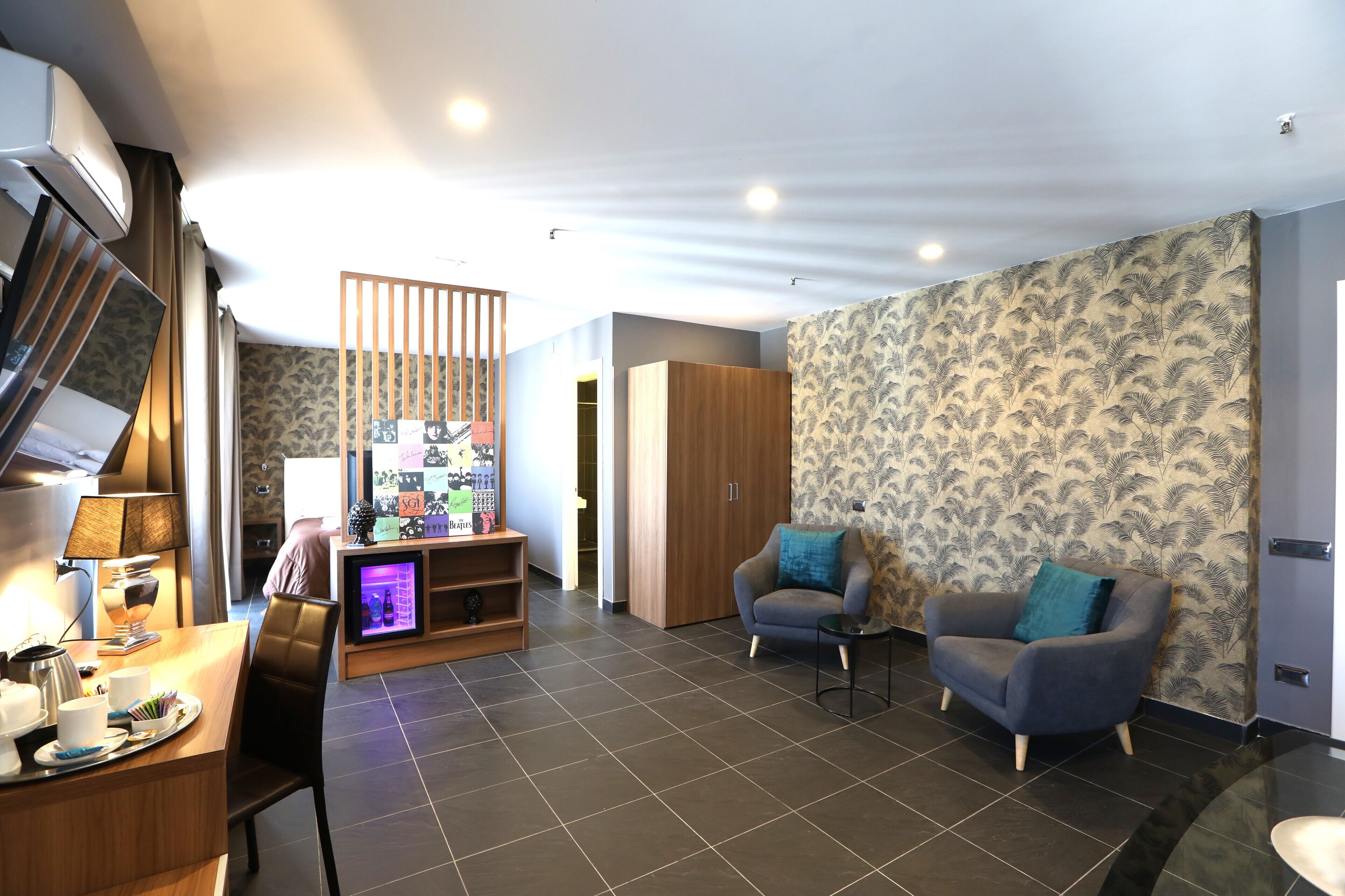 デラックス スイート | ミニバー、デスク、ノートパソコン用作業スペース、遮光カーテン