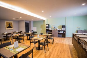 Tägliches Frühstücksbuffet gegen Gebühr