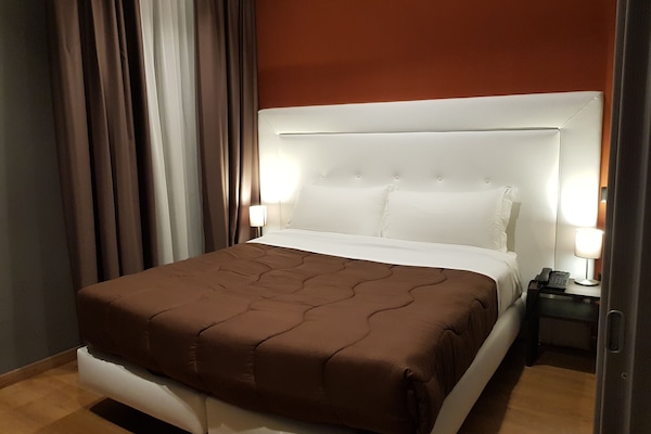 Minibar, una scrivania, postazione laptop, tende oscuranti