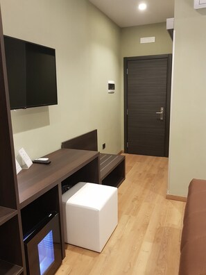 Minibar, escritorio, espacio para trabajar con un portátil