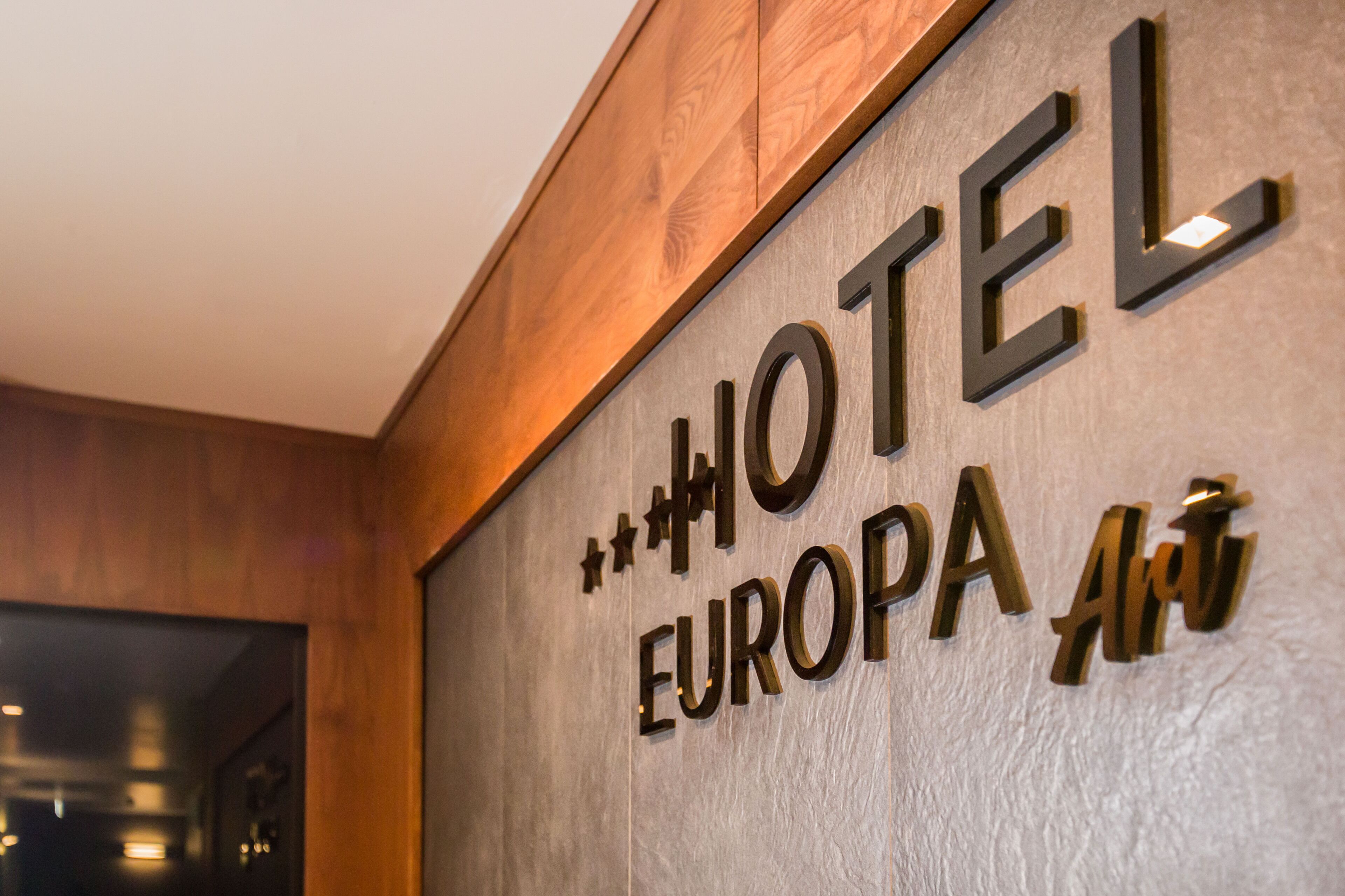 Hotellin kyltti, jossa lukee: ”HOTEL EUROPA AM”.