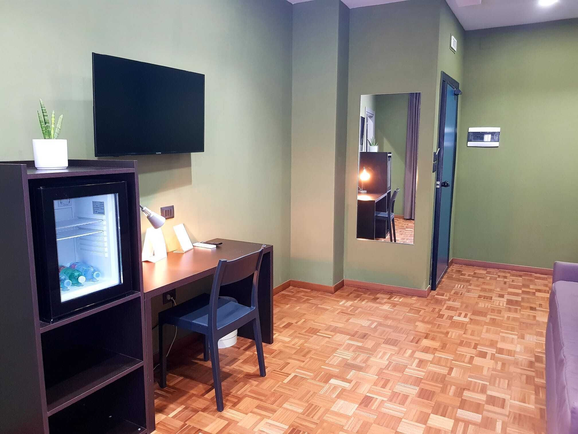 1 bedroom, minibar, desk, laptop workspace