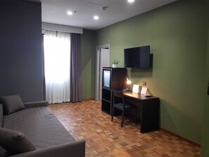 Minibar, desk, laptop workspace, blackout drapes - Hotel Europa Art Caserta (Caserta)