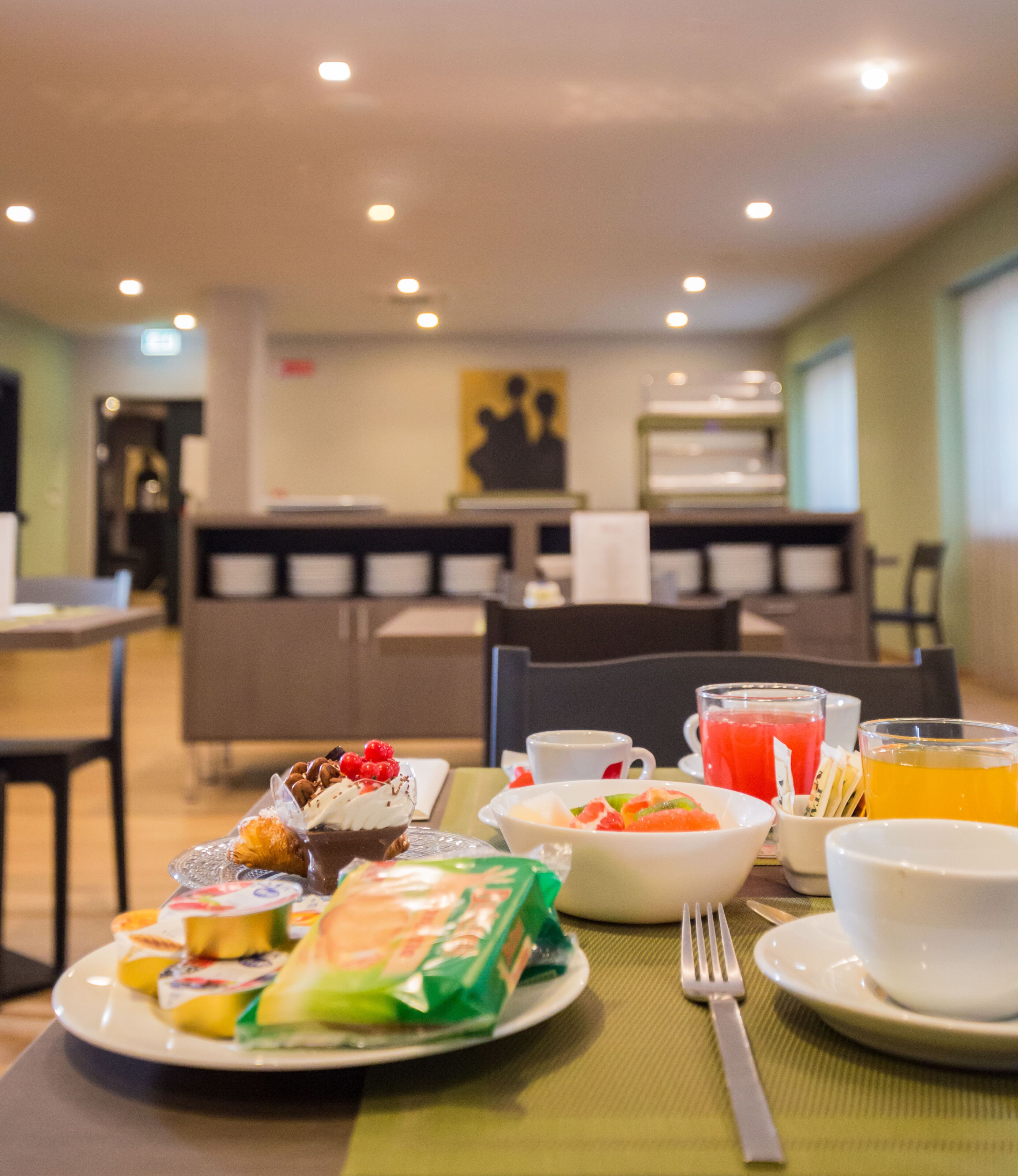 Petit déjeuner buffet (10 EUR par personne)