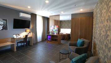 Deluxe Suite | Minibar, desk, laptop workspace, blackout curtains