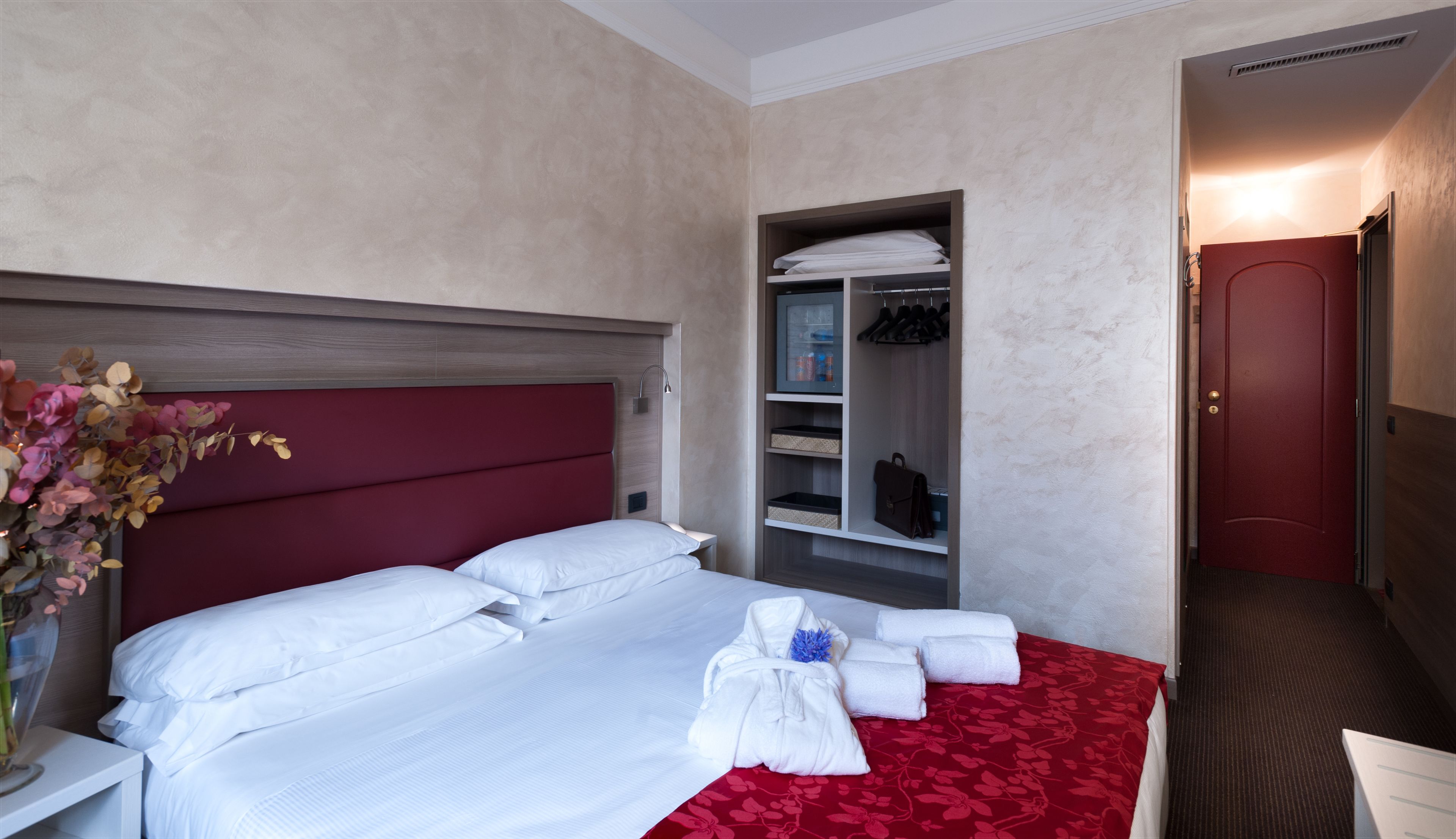 1 bedroom, down duvets, minibar, in-room safe