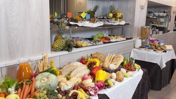 Tägliches Frühstücksbuffet (14 EUR pro Person)