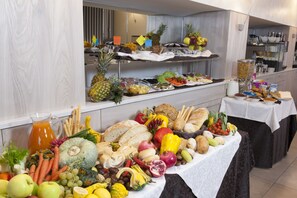 Petit déjeuner buffet (14 EUR par personne)