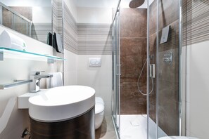 Quarto superior | Banheiro | Chuveiro, secador de cabelo, chinelos, bidê