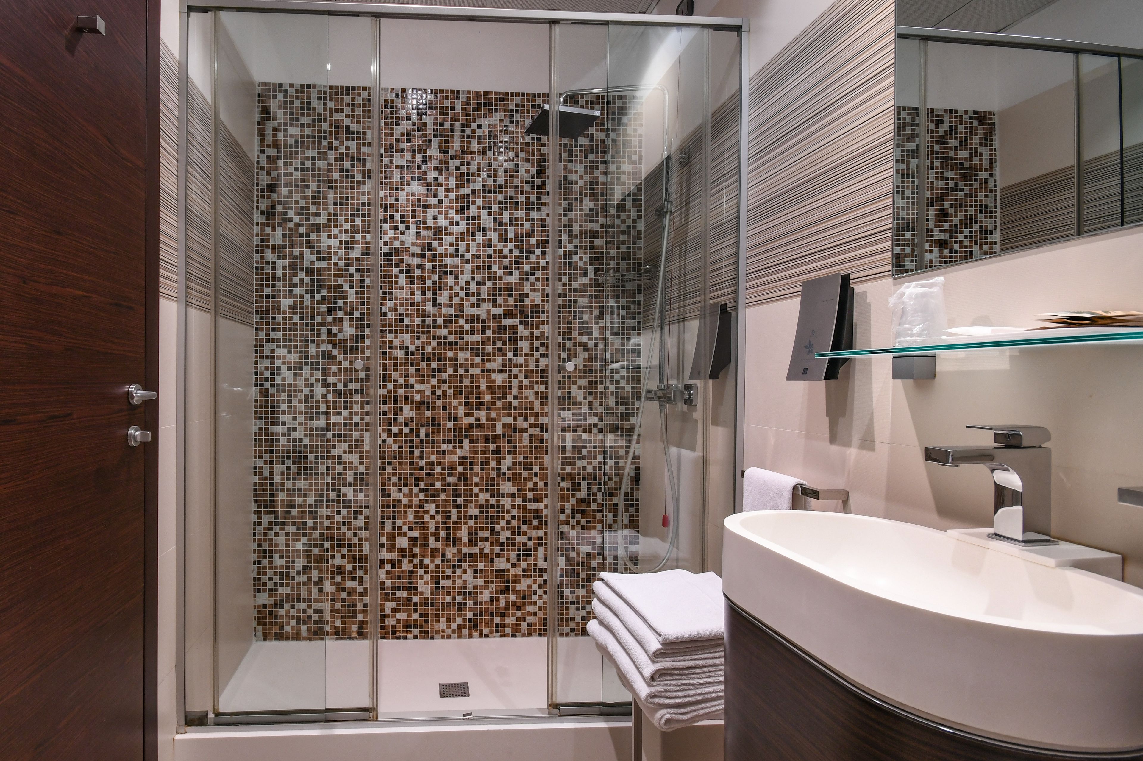 junior suite | bathroom shower