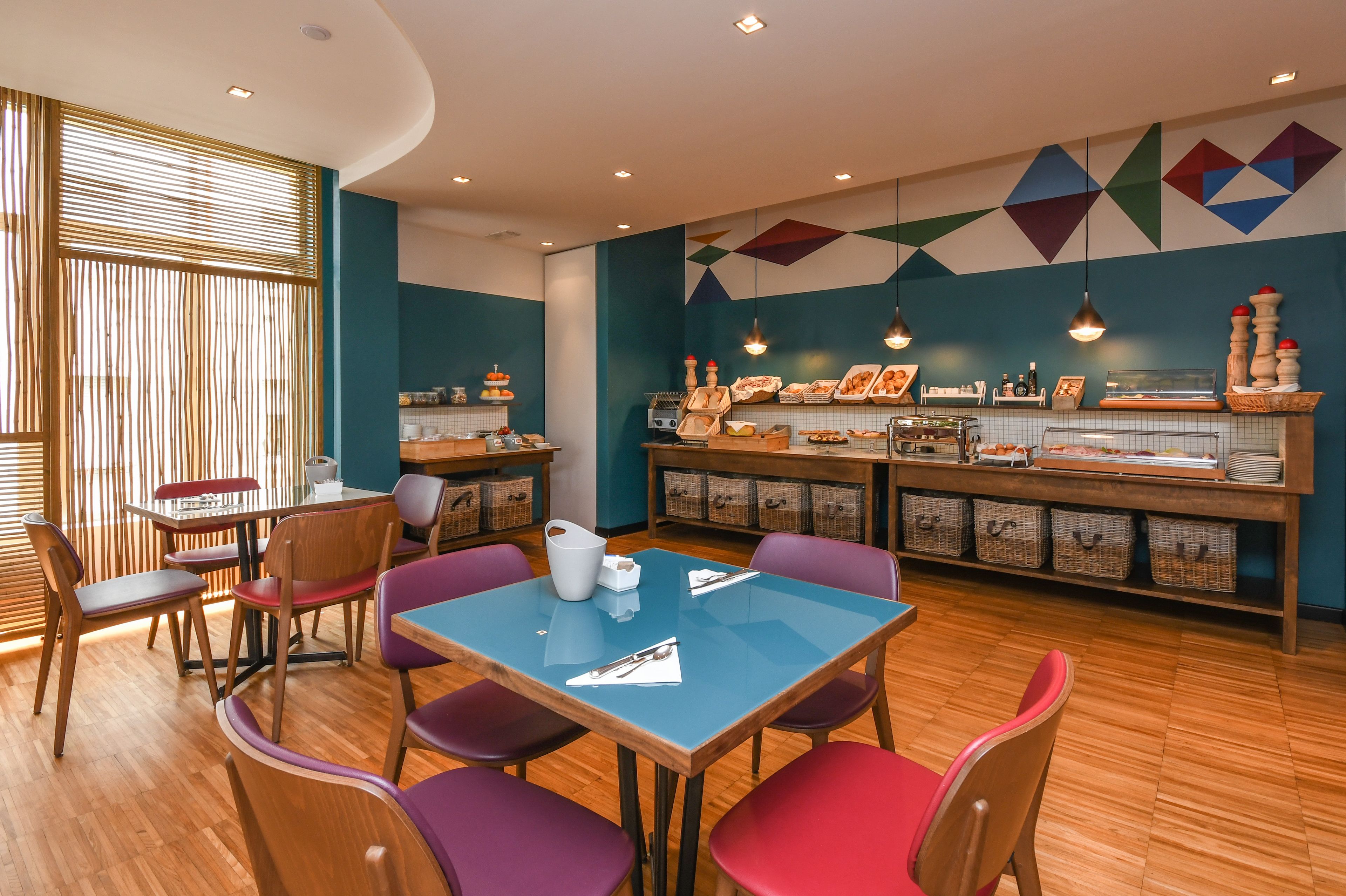 daily cooked-to-order breakfast (eur 12.5 per person)