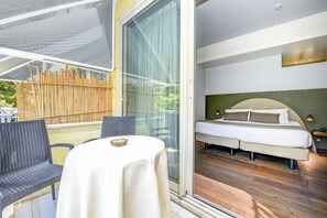 Quarto premium, sacada | Lençóis italianos Frette, roupas de cama premium, edredons de pluma