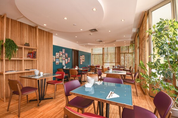 Daily cooked-to-order breakfast (EUR 12.5 per person)