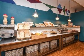 Daily cooked-to-order breakfast (EUR 12.5 per person)